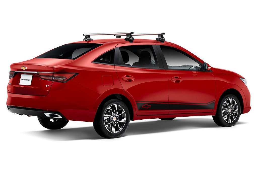 Accesorios externos disponibles: calcomanía lateral original para tu nuevo auto tipo sedán Chevrolet Aveo 2025