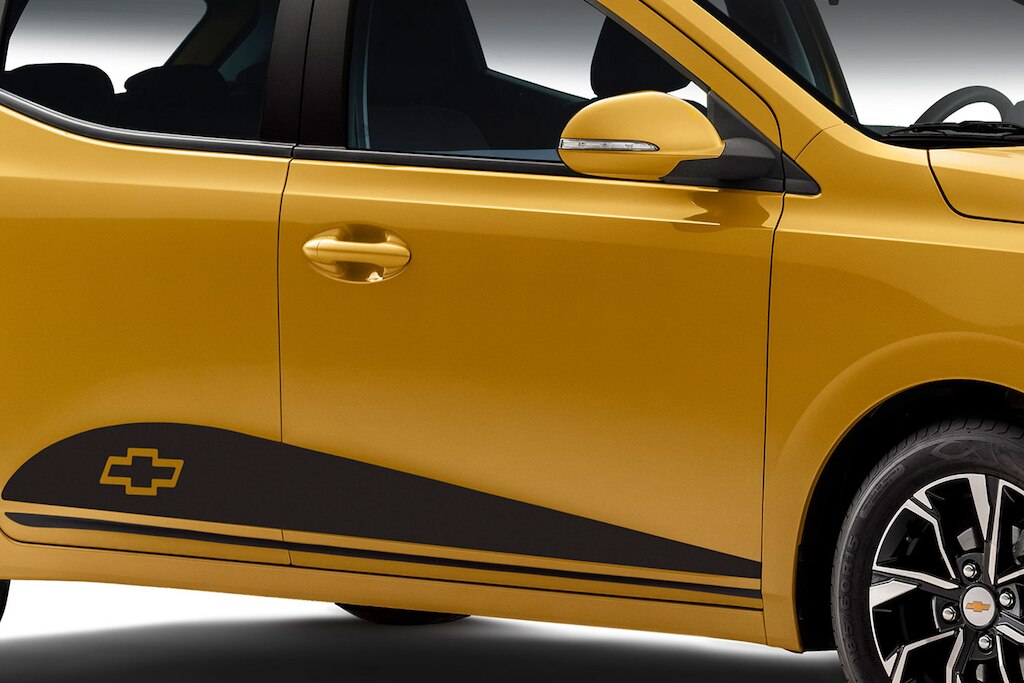 Accesorios externos originales: calcomanía superior para tu nuevo auto tipo sedán Chevrolet Aveo 2025