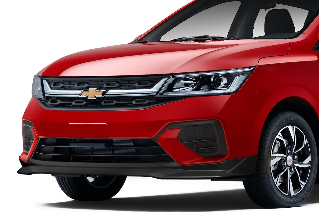 Insertos frontales y más accesorios deportivos para el exterior de tu nuevo Chevrolet Aveo Sedán 2025