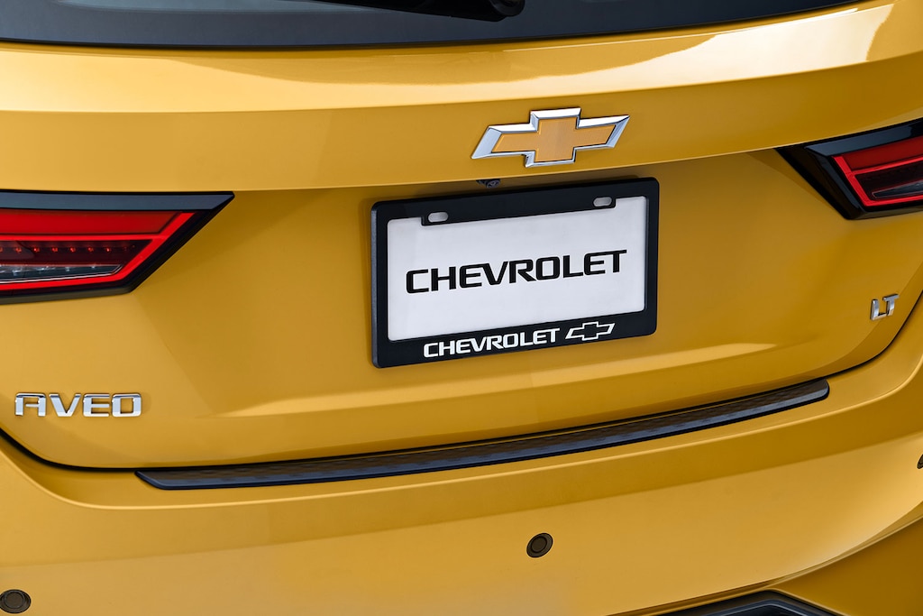 Accesorios externos estéticos: porta placas para tu Chevrolet Aveo 2025 el nuevo auto tipo sedán.