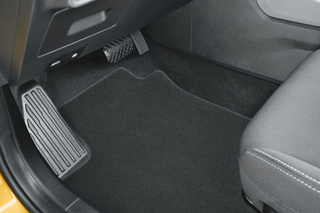 Accesorios internos de protección: tapetes de alfombra para conductor y pasajeros de tu auto tipo sedán Chevrolet Aveo 2025