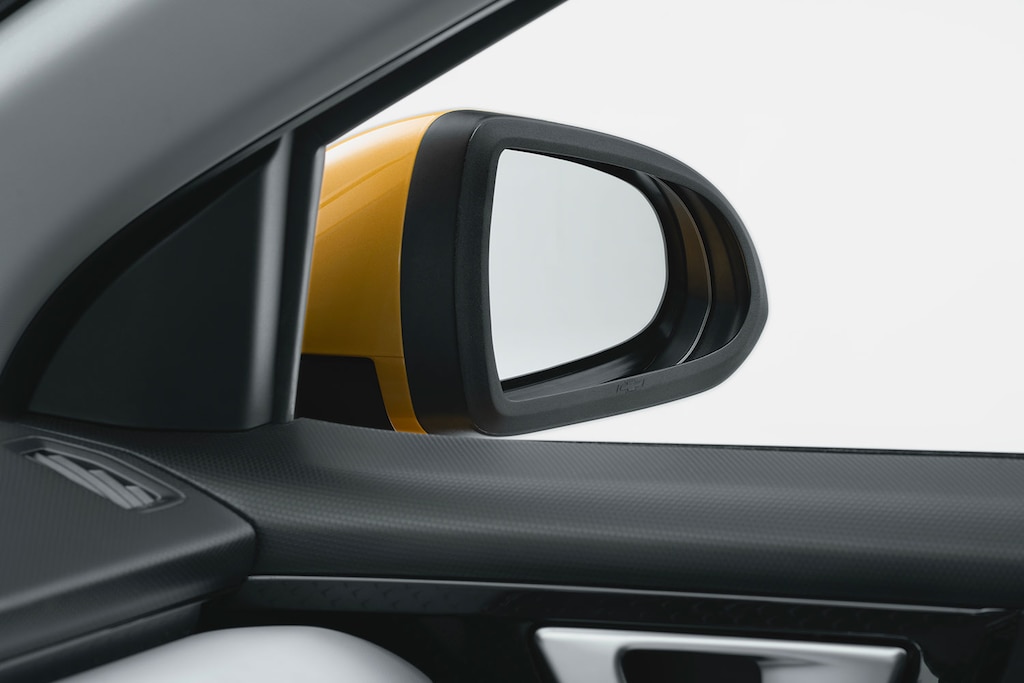 Marco protector de espejo disponible para tu auto tipo sedán Chevrolet Aveo 2025